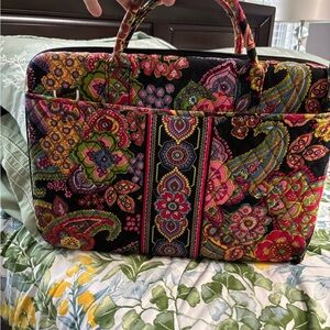 💻 Vera Bradley Laptop Bag – Vibrant Floral Pattern
